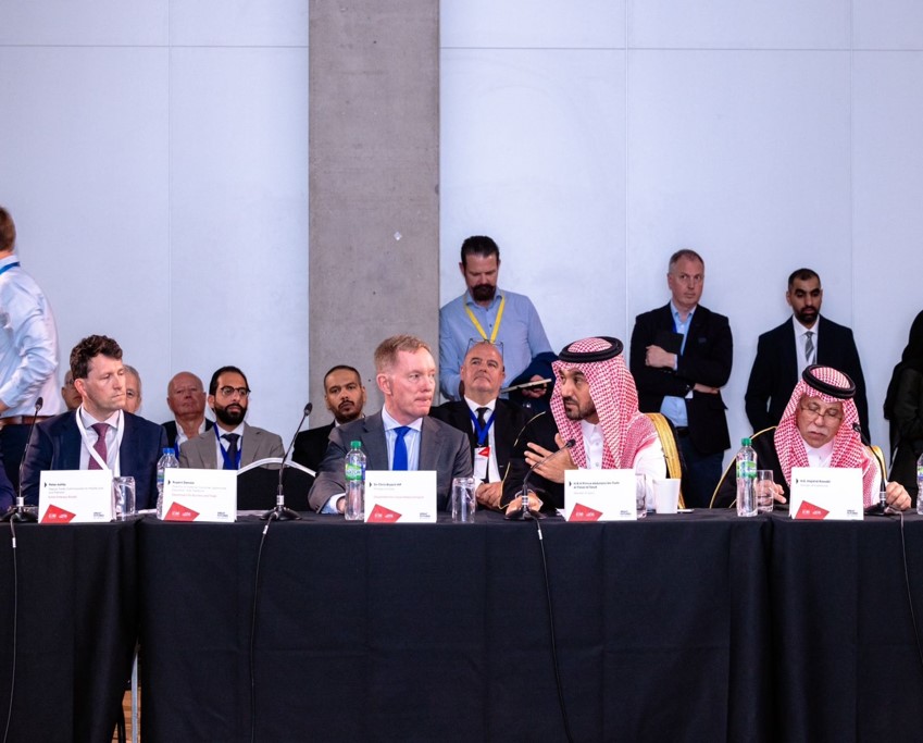 بمشاركة عدد من أصحاب السمو والمعالي الوزراء و50 مسؤولاً حكومياً و80 من قيادات قطاعي الأعمال، ينظم #المركز_الوطني_للتنافسية في لندن بالتعاون مع وزارة الأعمال والتجارة البريطانية الطاولة المستديرة حول التعاون الرياضي السعودي – البريطاني.